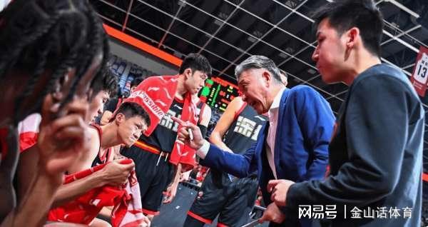 不贪功!率队击败2支争冠热门球队,28岁锋卫,赛后盛赞自己主帅