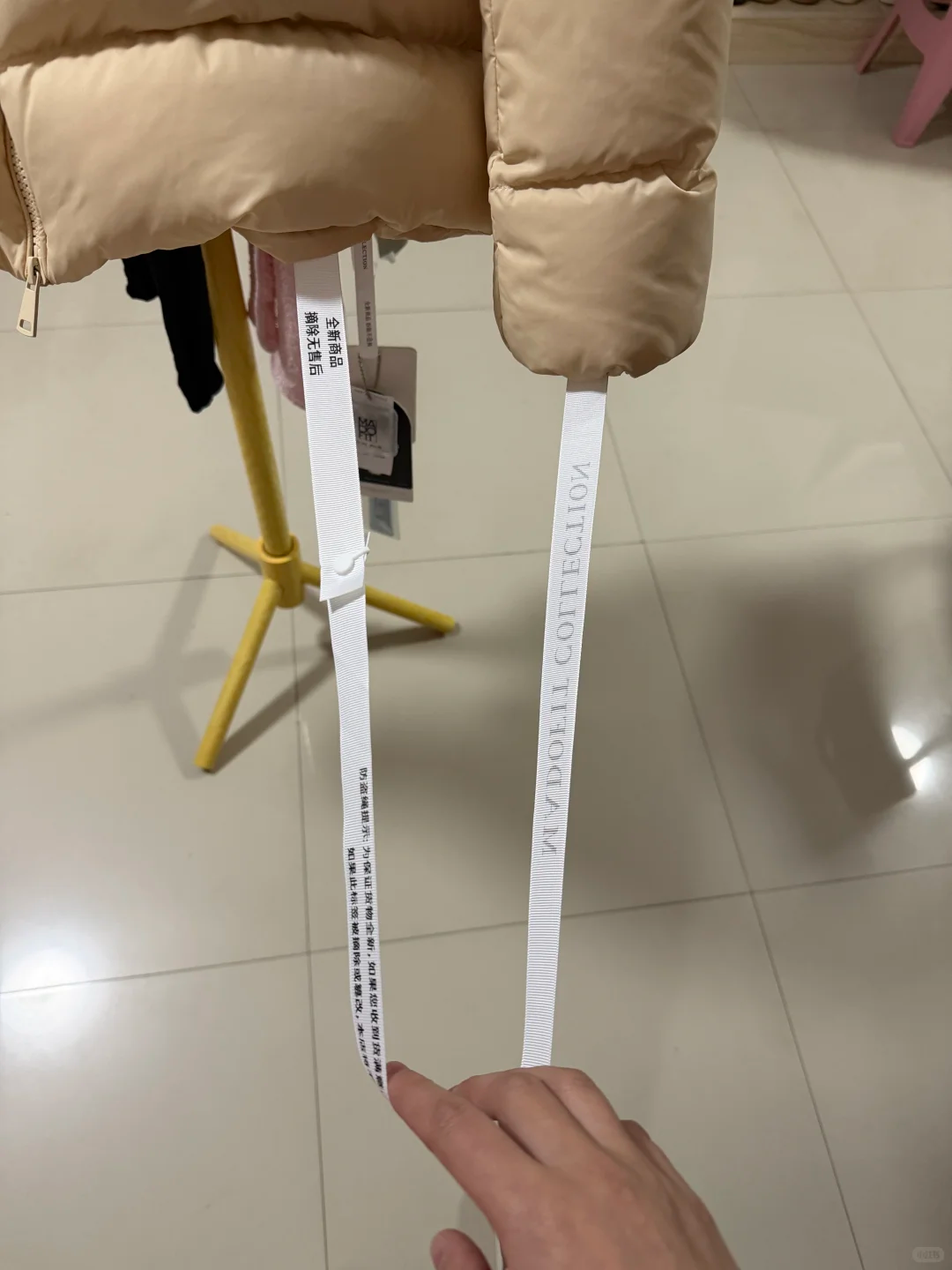 世界杯赛事直播app下载中心-商家防“蹭穿”与恶意退货出新招:继“比脸还大的吊牌”后又推超半米“防盗绳”