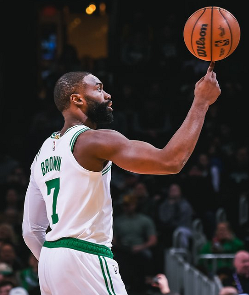 杨瀚森被雪藏霍勒迪全能难救主,布朗20+8+5+4,绿军复仇开拓者