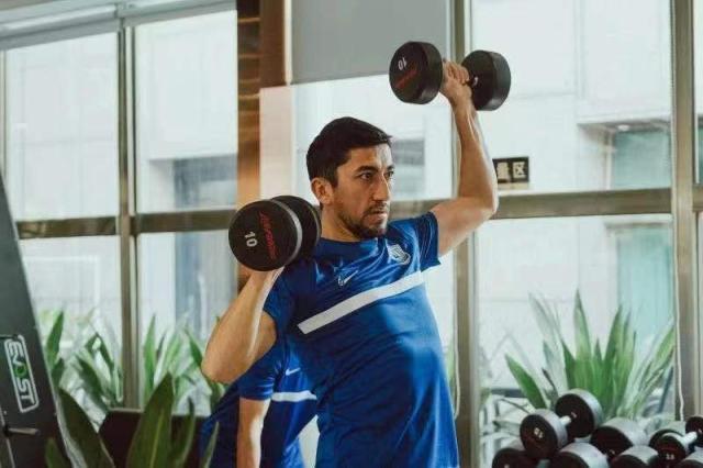 世界杯高清比赛观看地址-艾哈签约沧州2年将披25号 已同新东家合练超1个月