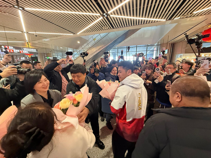 世界杯高清比赛观看地址-速滑冠军宁忠岩载誉返乡,家乡民众热情接机|速度滑冰|冬奥会|米兰冬奥会|AC米兰|黑龙江_新浪体育_新浪新闻